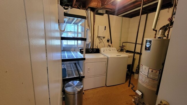 Building Photo - Stunning 4 Bedroom 2.5 Bathroom 3-Level Ho...