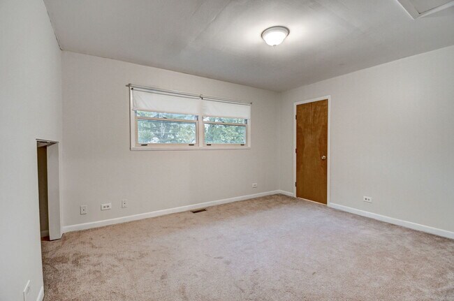 Building Photo - 1326 Meadow Ln
