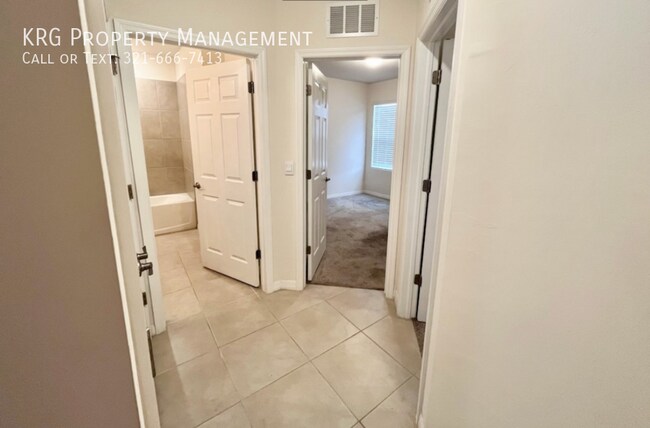 Building Photo - 1009 NE 11th St