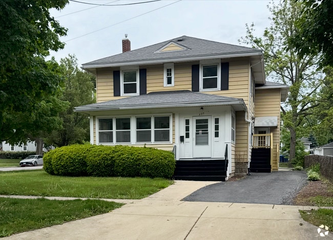Building Photo - 527 Peyton St
