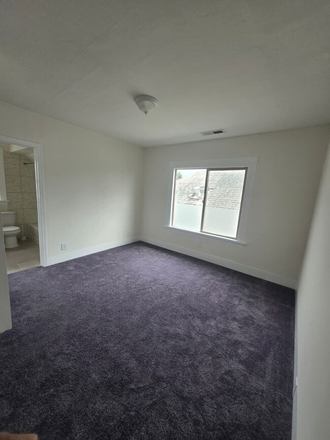 Building Photo - Upstairs 2bd/1ba Near Lake Merritt – $1,800