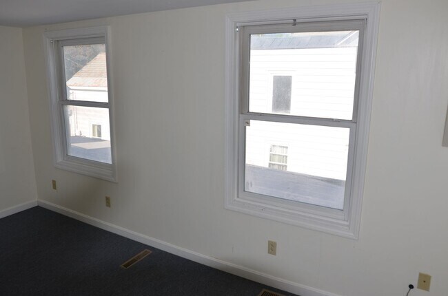 Building Photo - 15-17-17 Peru St