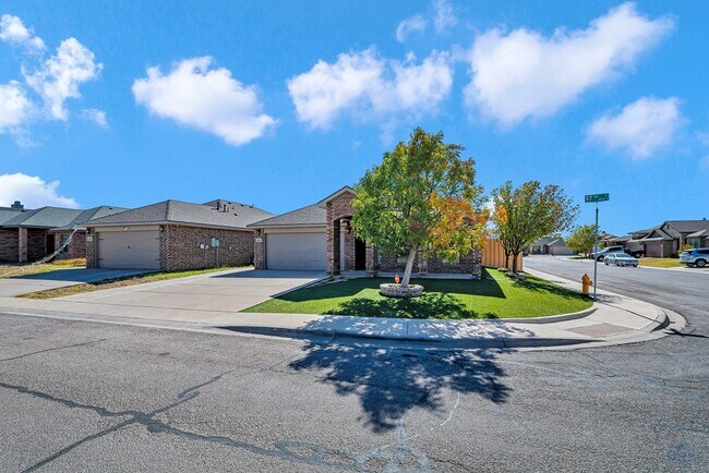 Building Photo - 410 E 97th St