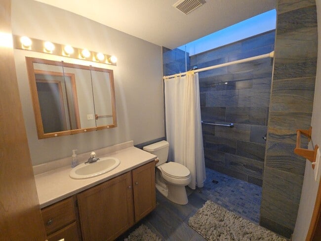 Building Photo - Pet friendly! 3DB/2BA Fortuna home on quiet road!