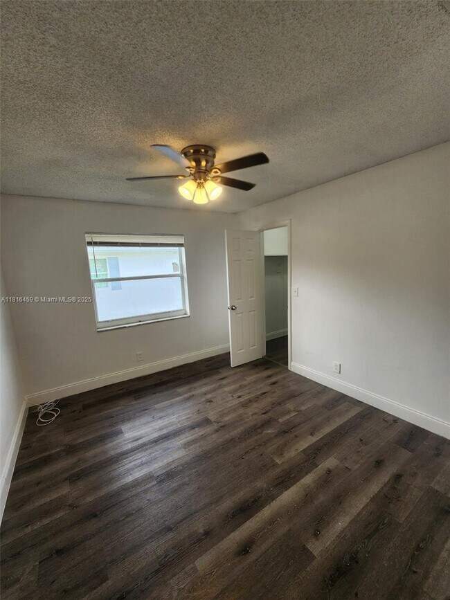 Building Photo - 4117 Woodside Dr
