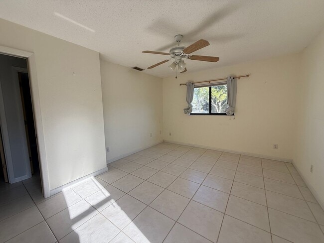 Building Photo - 2/2 Single Family Available Now!