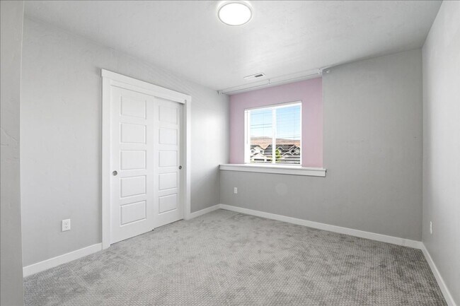 Building Photo - 5 Bedroom, 2.5 Bathroom home located in Southeast Boise