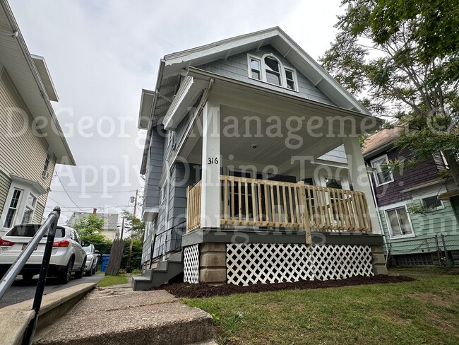 Building Photo - 4 Bedroom 1 Bath Single Family Home for Re...