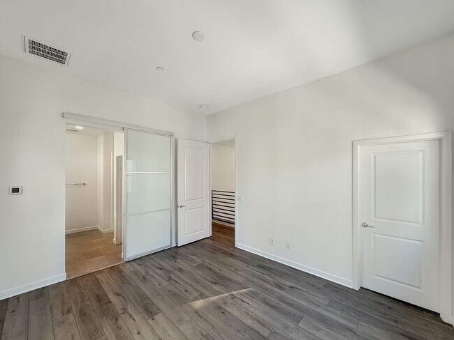 Building Photo - 3B/2.5BA Townhome in Mission Valley Now Av...
