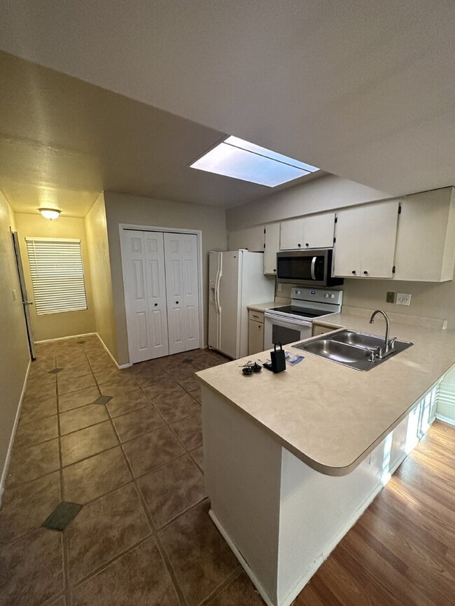 Building Photo - Townhome in non-age restricted area of Green Valley