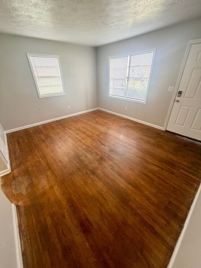 Building Photo - 104 Dale Ave