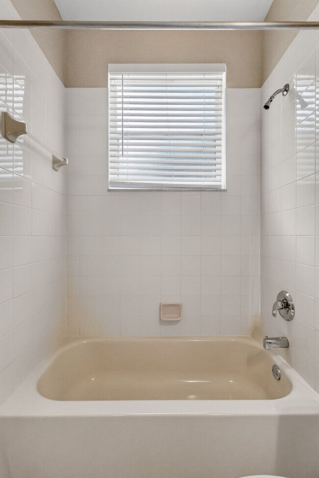 Building Photo - "Charming 2 Bed plus Den, 2-Bath Townhouse with 1500 Sq Ft of Comfort in Greenacres!"
