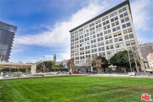 Building Photo - 108 W 2nd St