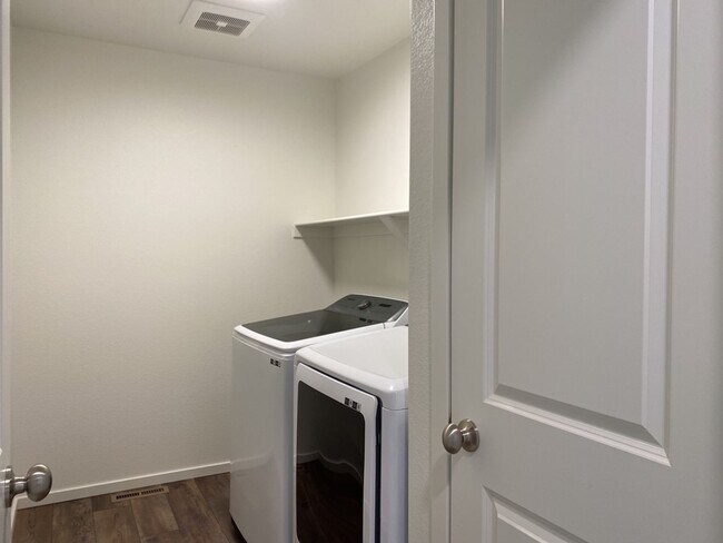 Building Photo - Exquisite 3 Bed 2.5 Bath Single Family Home