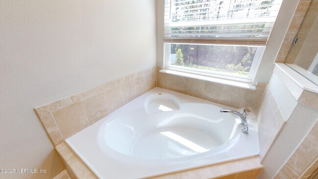 Building Photo - 1025 Wilmot Pl