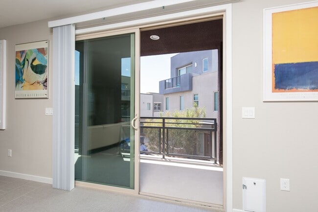 Building Photo - Fully furnished luxury townhome in Affinit...