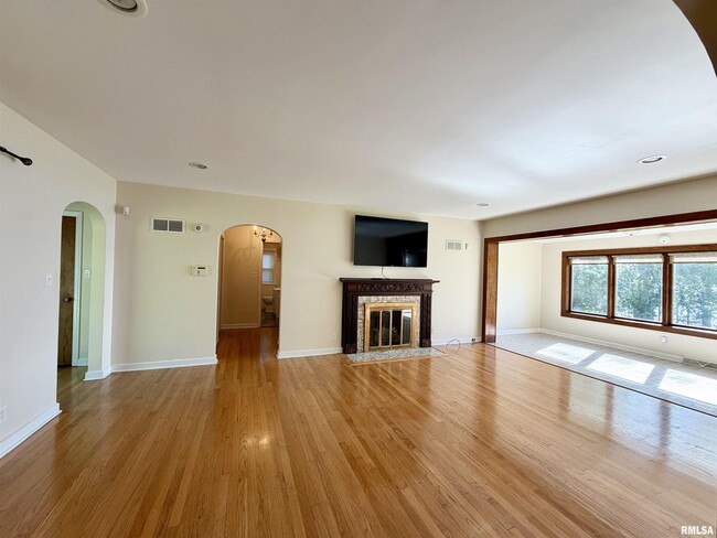 Building Photo - 136 E Hazel Dell Ln