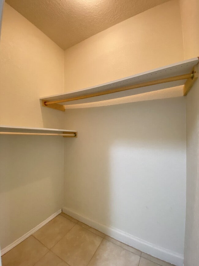Building Photo - Large 5BR/2Story w/Balcony - Northern Meadows