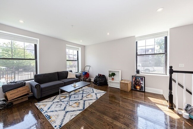 Building Photo - Renovated 3 bed 2 bath in Fort Hill......