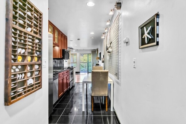 Building Photo - Gorgeous Studio in La Jolla Village! Avail...