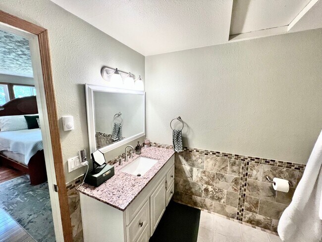 Building Photo - Available Oct. 3rd- Gorgeous Home w/Lots o...