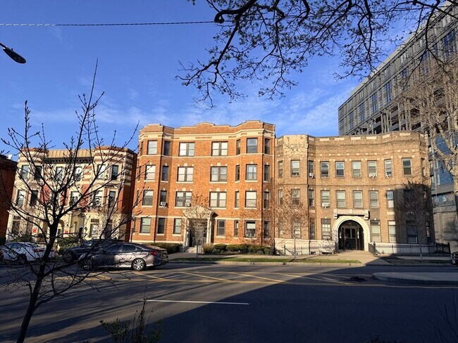 Building Photo - 451 Park Dr