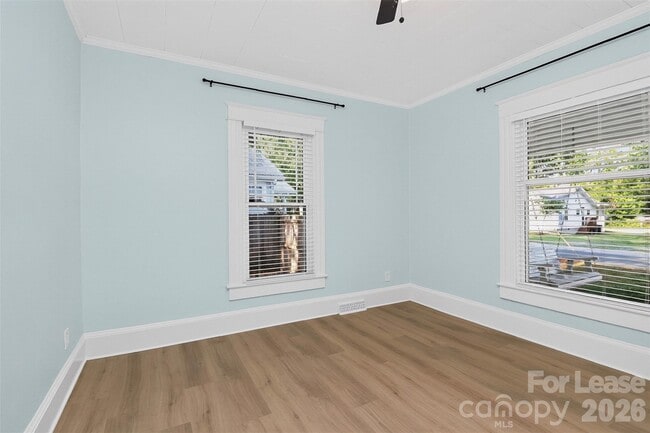 Building Photo - 204 E McNeely Ave
