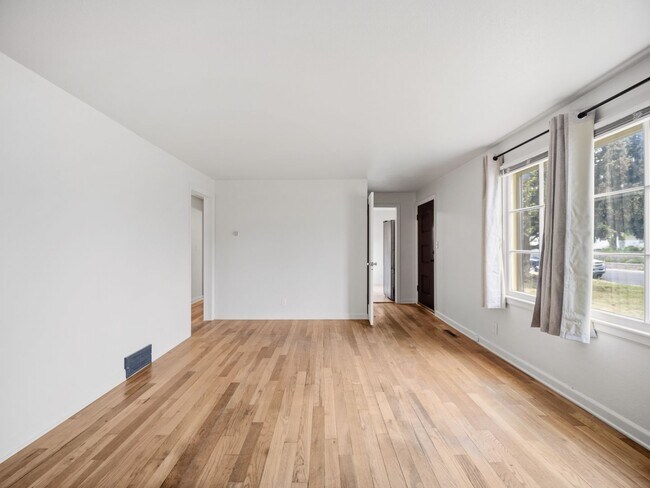 Building Photo - 2403 W Everett Ave