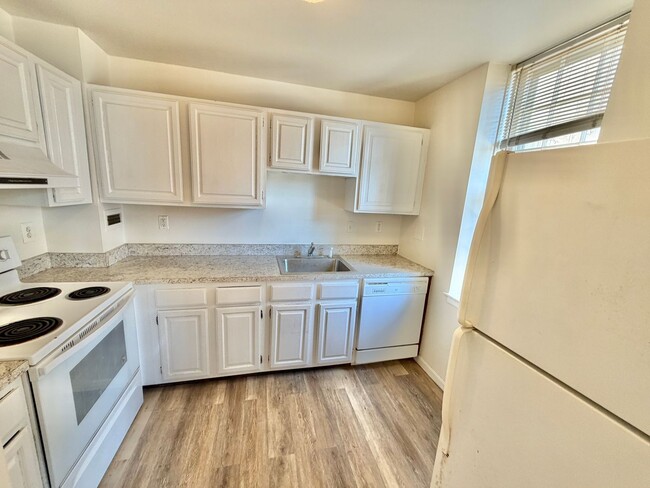 Building Photo - Dupont Prime Location Tree-Lined Corcoran St & 17th 1 bed 1 bath Condo UTILITIES INCLUDED.