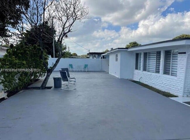 Building Photo - 7410 SW 39th St