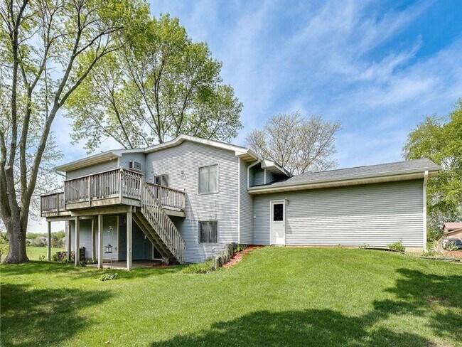 Building Photo - Spacious 4+ Bedroom with Vaulted Family Room, Fireplace, Panoramic Views, Bonus Room, Pets OK!