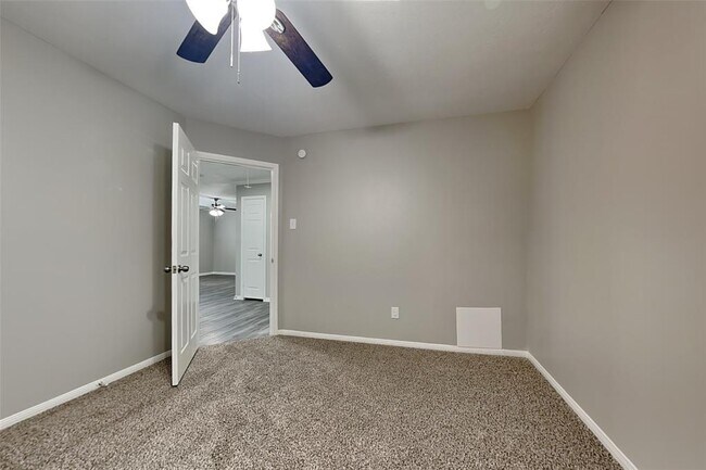 Building Photo - 719 Fernglade Dr
