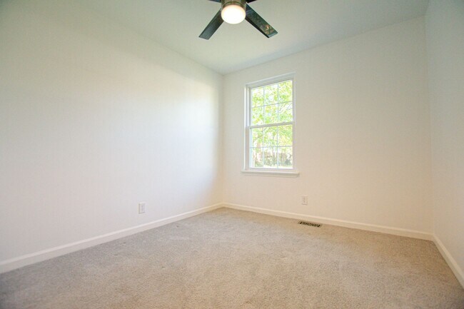 Building Photo - Pet Friendly Three Bedroom!