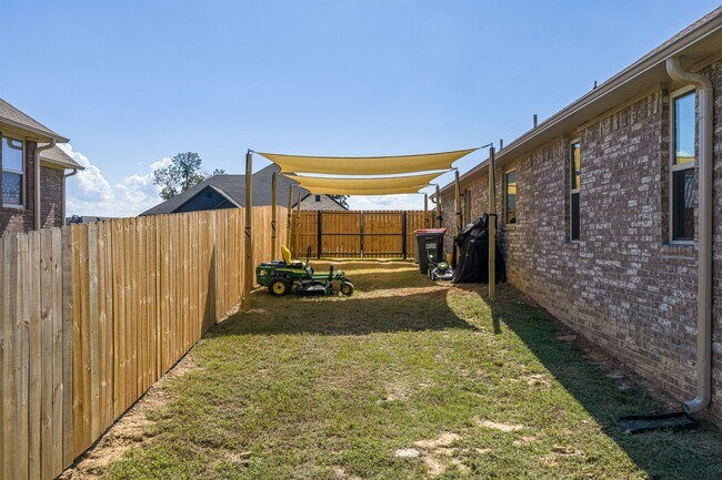 Building Photo - Modern Living: Spacious 5 Bed, 2 Bath Home...