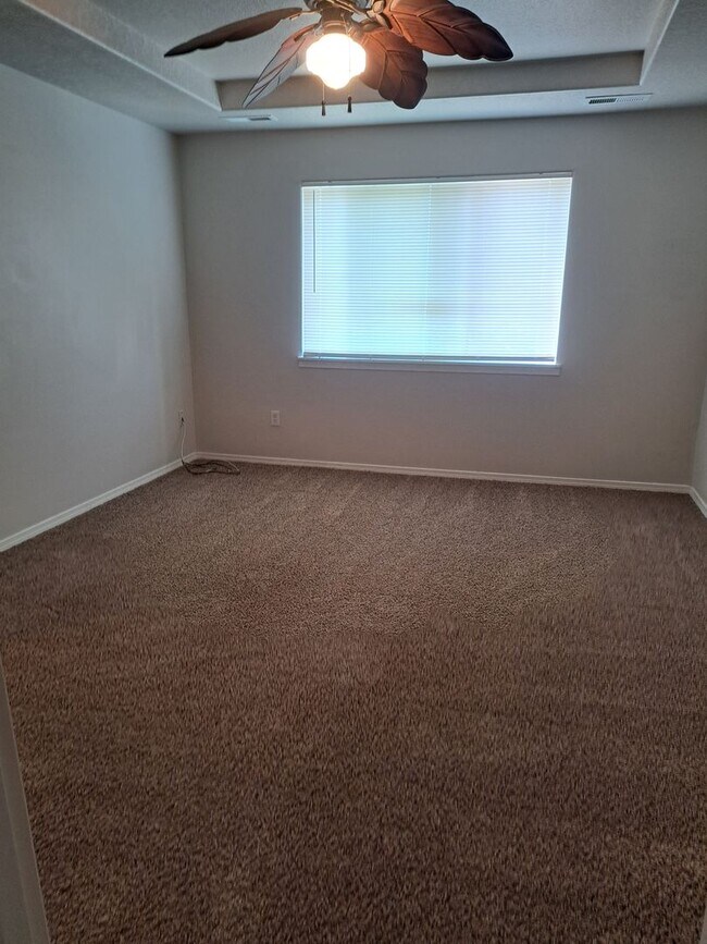 Building Photo - 3 Bedroom Home - Nice back yard -  no appl...
