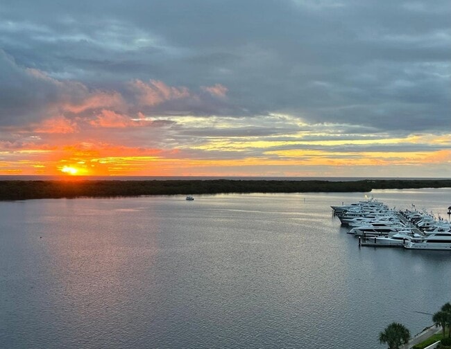 Building Photo - 132 Lakeshore Dr