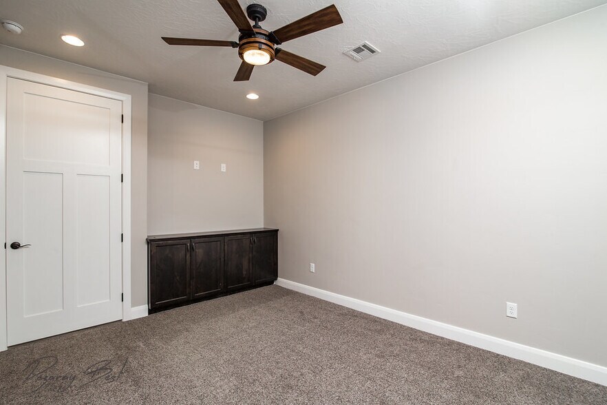 Building Photo - 325 N Red Stone Rd