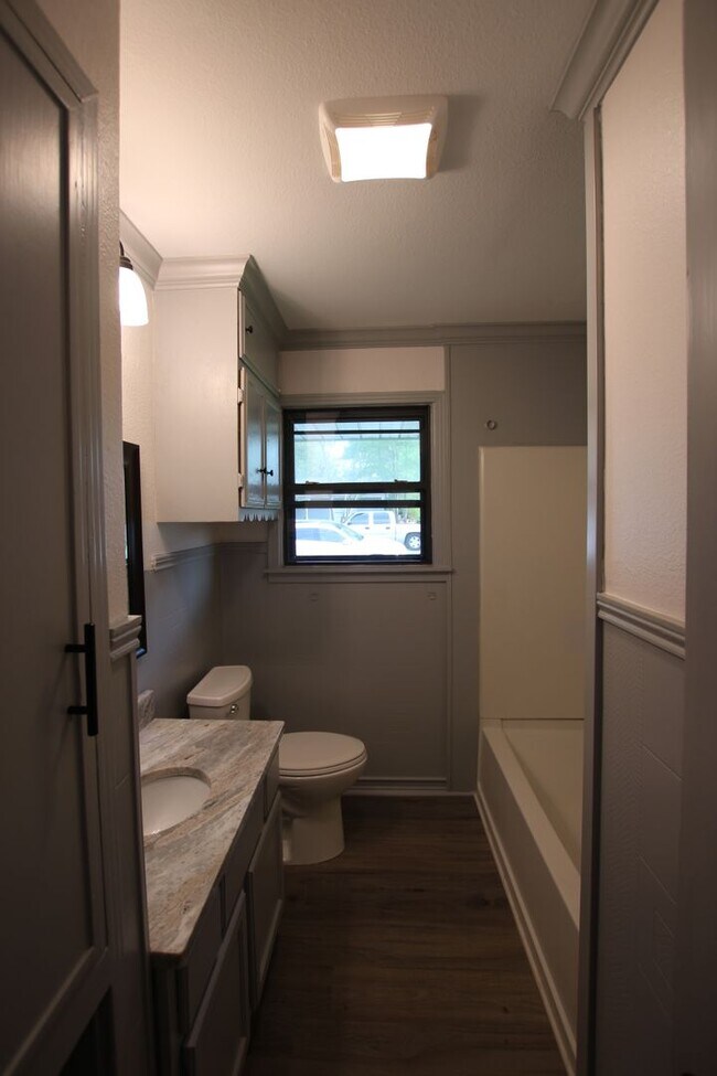 Building Photo - Tour Today! Updated 3 Bed 2 Bath Rental! S...