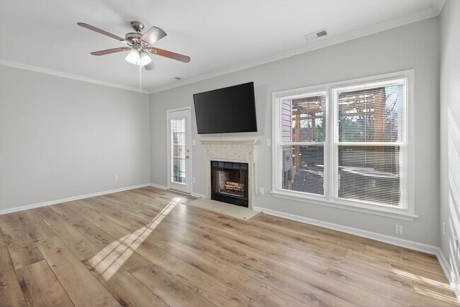 Building Photo - 729 Creekside Crescent