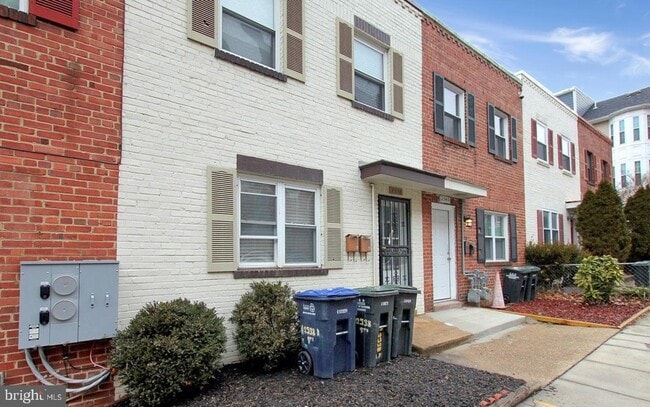 Primary Photo - 2538 9th St NW