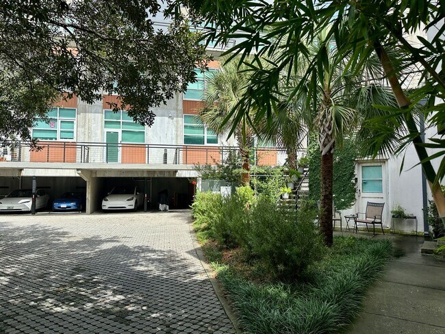 Building Photo - 2 BED | 2.5 BATH | URBAN CONDO | DOWNTOWN ...