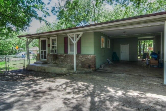 Building Photo - 4614 Bennett Ave