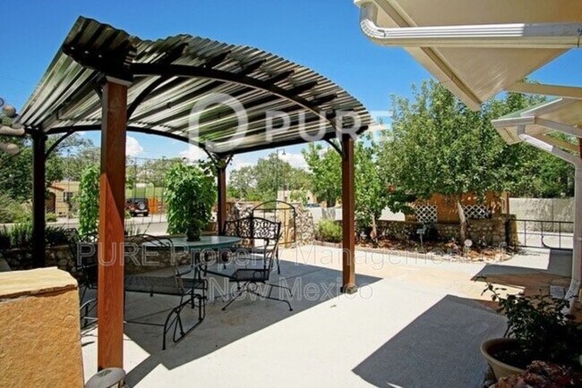 Building Photo - 404 Dartmouth Dr NE