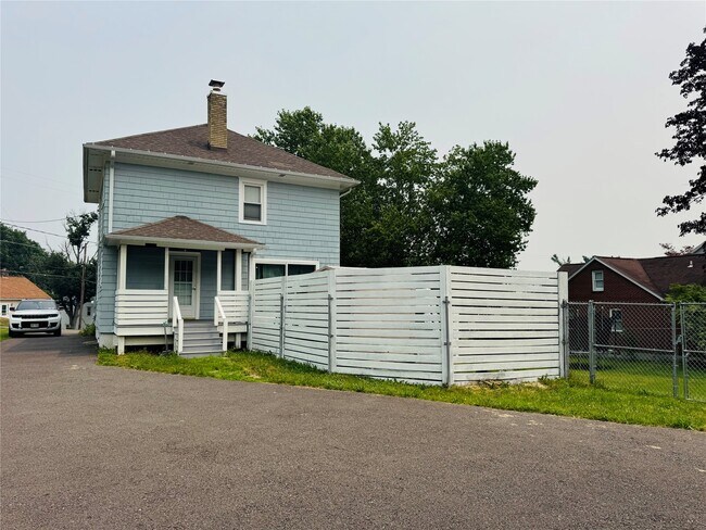 Building Photo - 151-153 Iris Dr