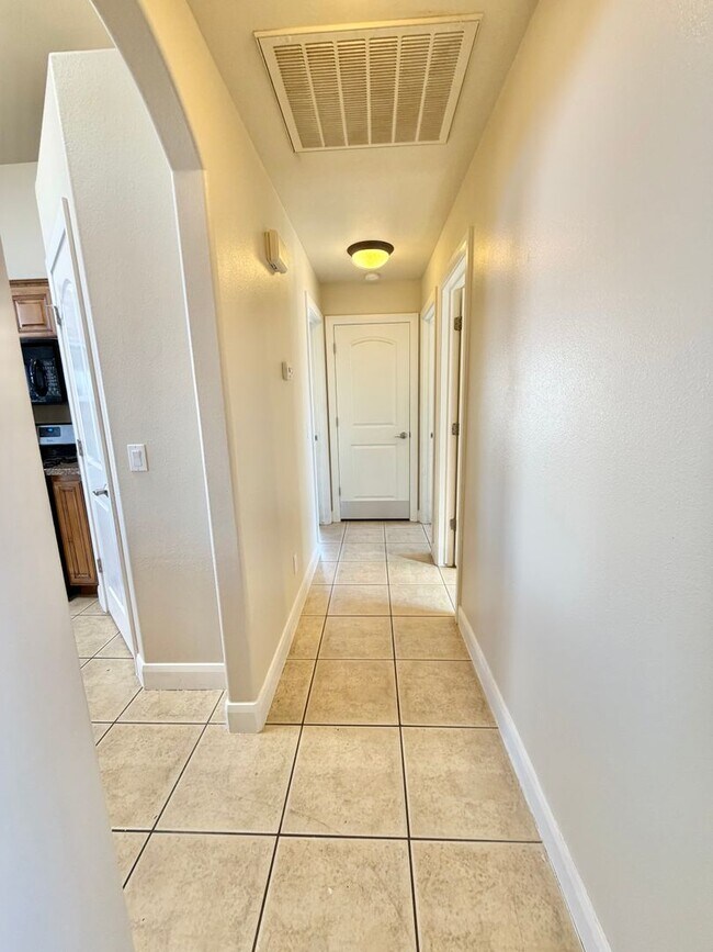 Building Photo - Charming 3 Bed 2 Bath + DEN/OFFICE Area!