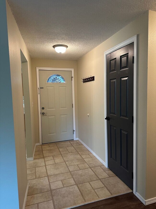 Building Photo - Beautiful 3 bedroom 2 bath house in Thurston!