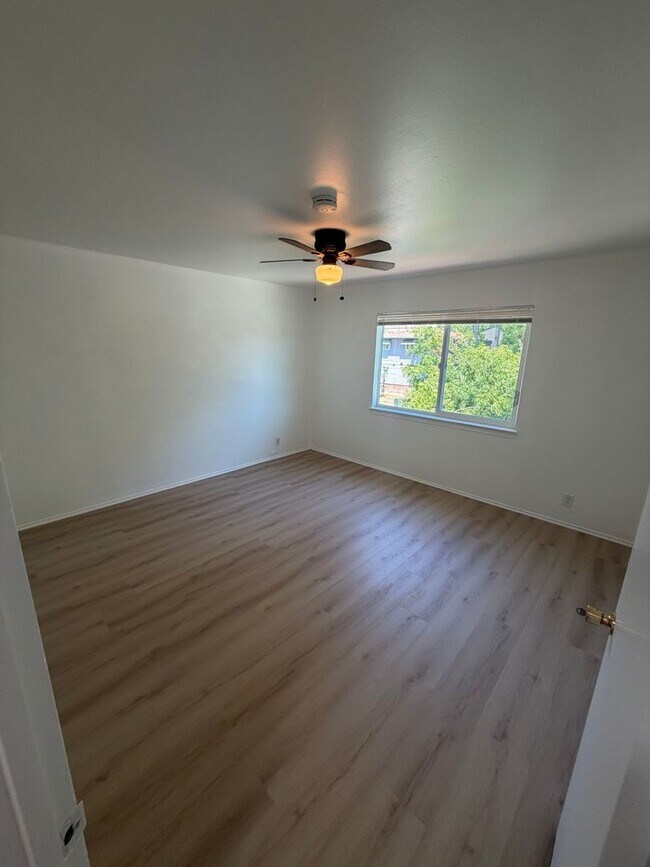Building Photo - 831 Opal Dr