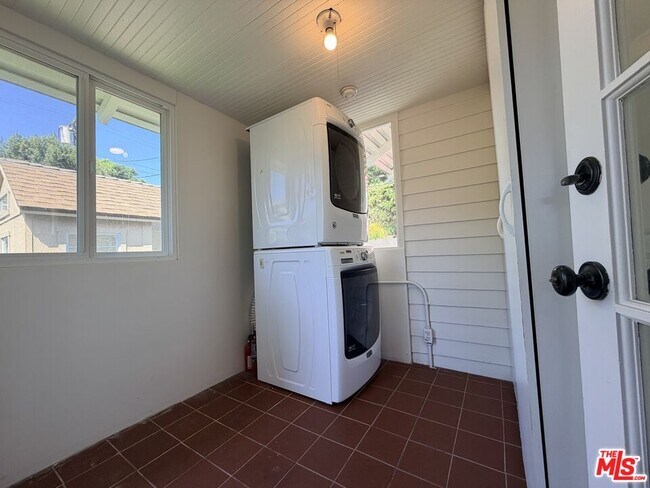 Building Photo - 1351 N McCadden Pl