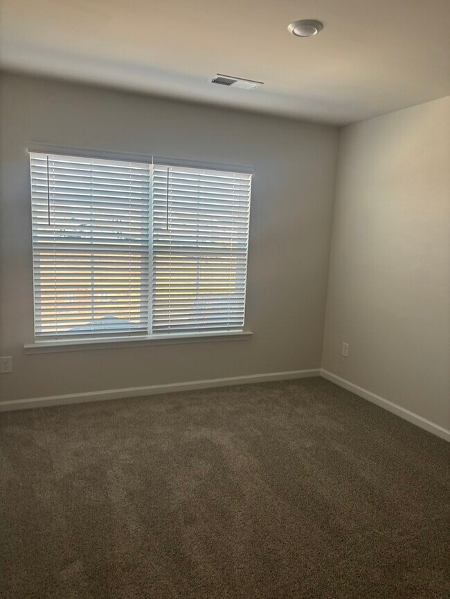 Building Photo - SPacious 3 bedroom 2 1/2 bath home