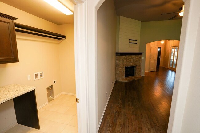 Building Photo - 3 Bed | 2 Bath in New Tulsa!